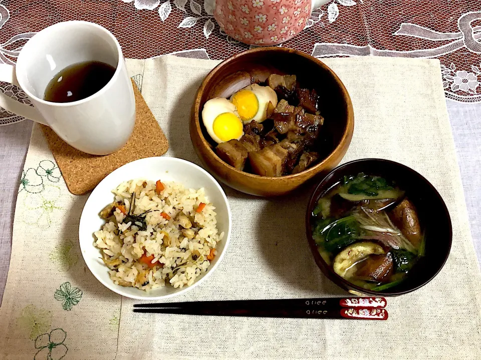 豚の角煮、水菜とあさりの炊き込みご飯、ナスとほうれん草の味噌汁(あさりダシ)|momoさん
