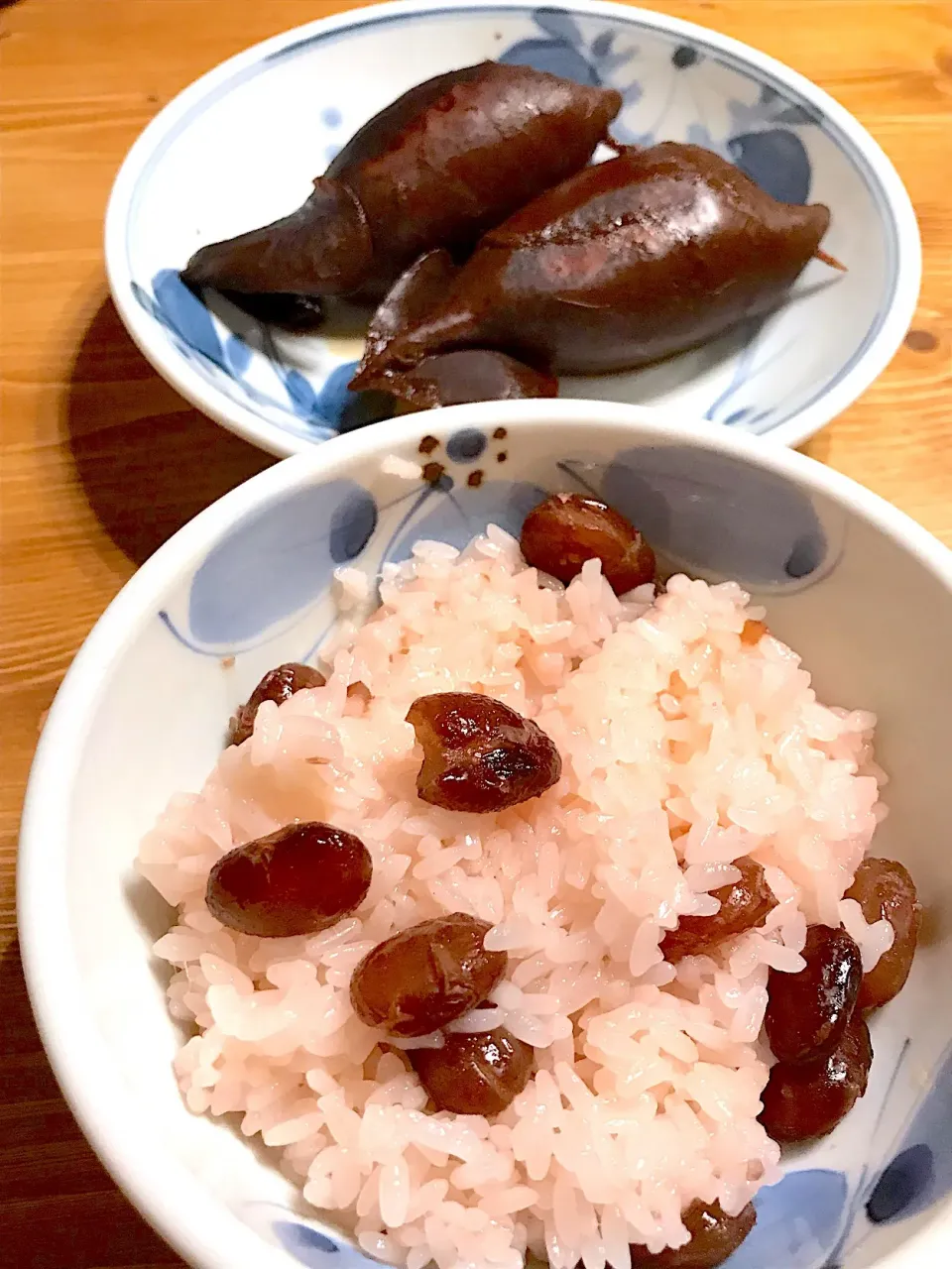 Snapdishの料理写真:北海道 soul food ✤ᔦꙬᔨ三ᔦꙬᔨ✧‧˚イカめし
スイーツのような甘納豆のお赤飯|ｌａｖｅｎｄｅｒｆ❜mさん