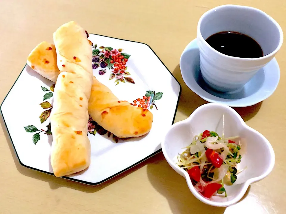 7／4朝食  #朝ごはん 
•神戸屋もっちりチーズスティック •サラダ •コーヒー|おさんどんさん