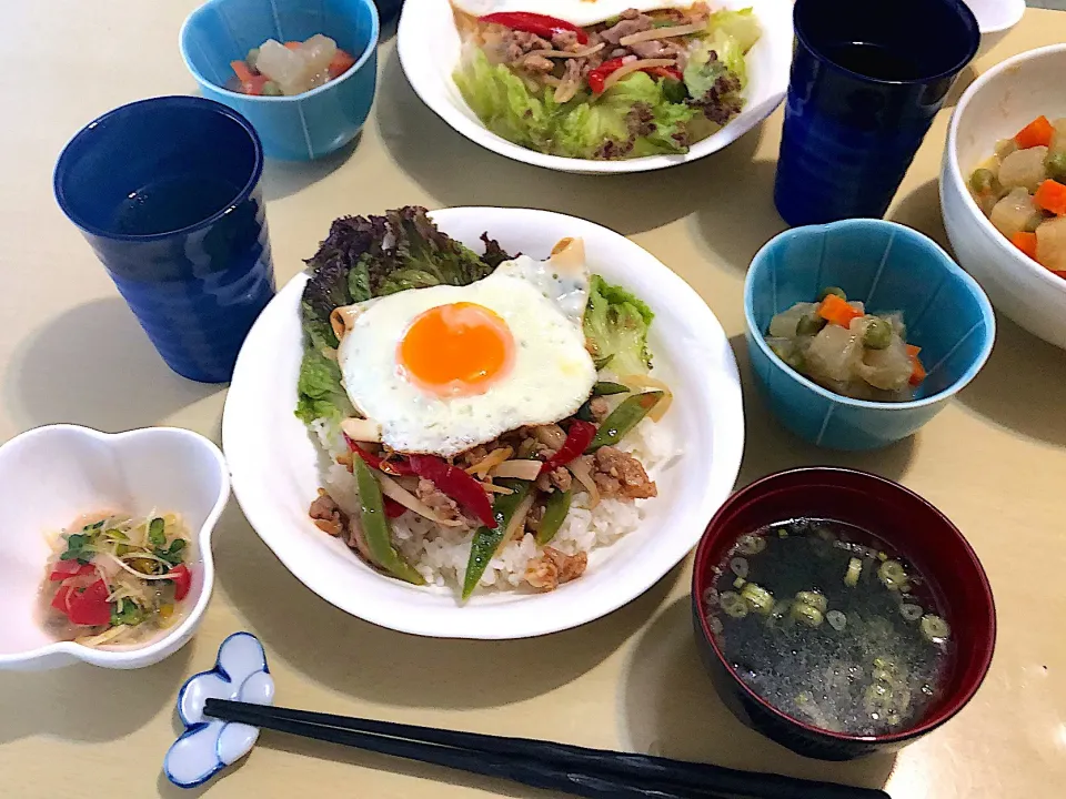 Snapdishの料理写真:7／4昼食  #昼ごはん 
•目玉焼きと肉野菜炒めのっけ丼  •甘酒で炊いたコロコロ大根煮 •サラダ •ワカメスープ|おさんどんさん