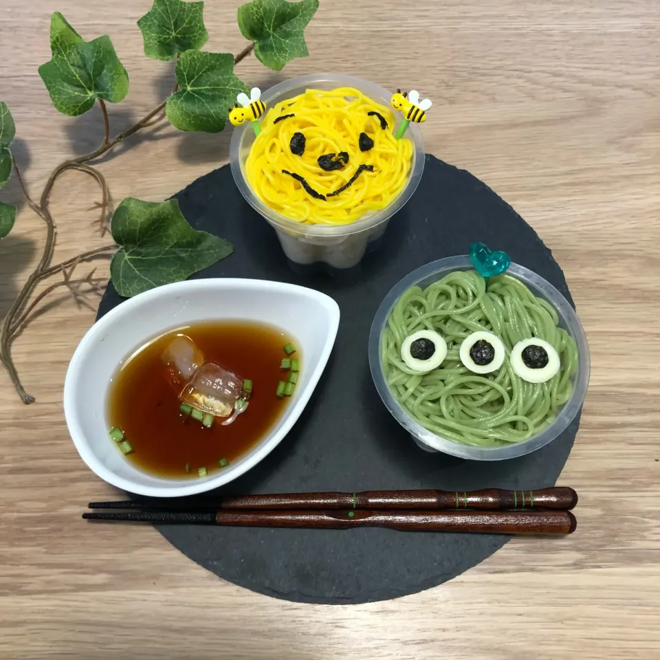 Snapdishの料理写真:プーさん風&リトルグリーンメン風カラフル麺ランチ|tsumuchiさん