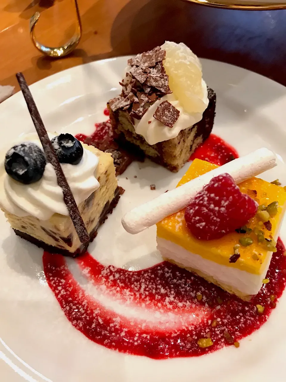 Snapdishの料理写真:アフタヌーンティーとはお重箱に似たり⁉️

上段はプティケーキが三種っ🍰徐々に甘味を増していく構成なのね〜♫
思いのほか、味のバリエーションがあってペロリ😋|こなちゅんさん