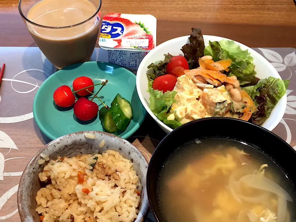 朝ごはん
十目ご飯、もりもりサラダ、ワンタンと玉ねぎとベーコンの卵スープ、きゅうり浅漬け、佐藤錦、ストロベリーヨーグルト、カフェオーレ|かよちゃんさん