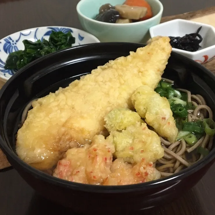 Snapdishの料理写真:晩ごはん⭐️⭐️🔆
とり天蕎麦  筑前煮  小松菜浅漬け  昆布佃煮|ぽんたさん