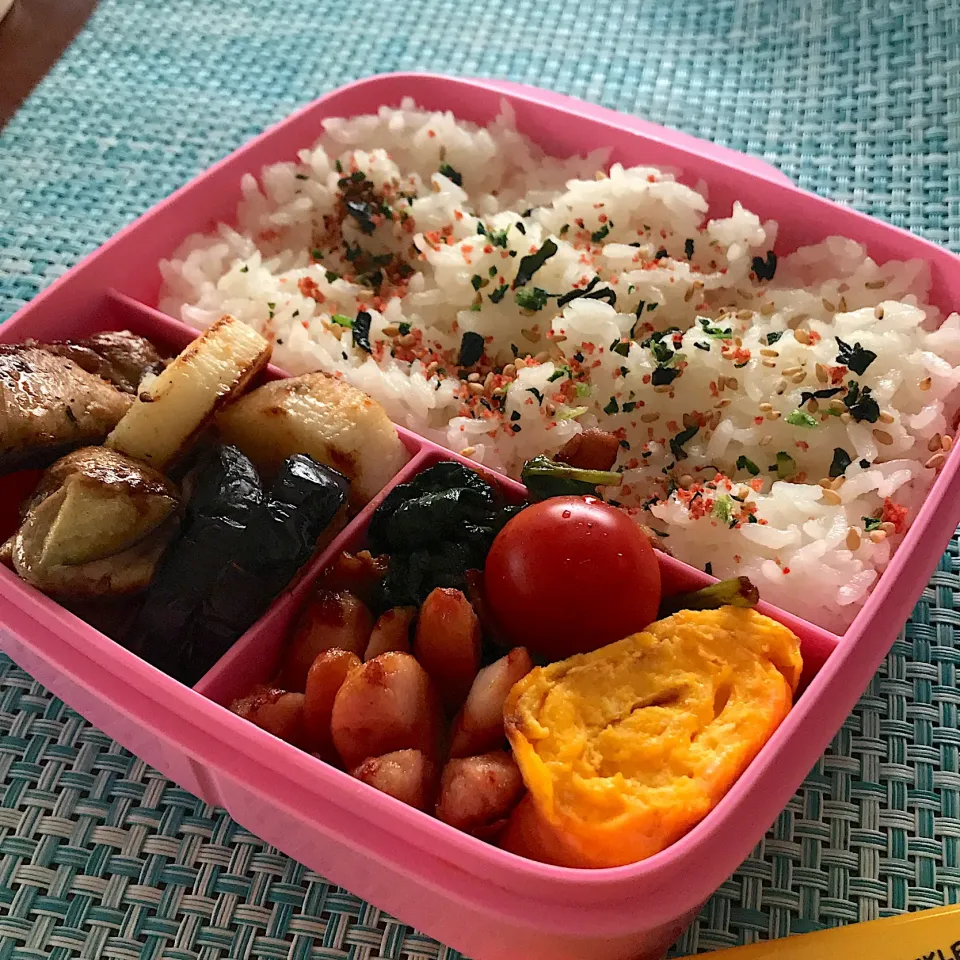 今日のお弁当🍱
長芋ソテー
肉巻き/ナスとチーズ

傘を持っていくのを
忘れないようにね🌂

今日も気をつけていってらっしゃい👋😊|mokoさん