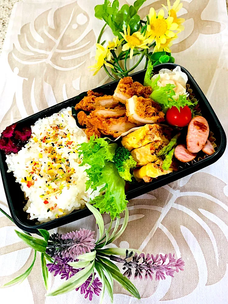 #お弁当 
 #部活男子お弁当。 
今日のお弁当
ミートオムレツ、フライドチキン風唐揚げ、エビ焼売。|yukaさん