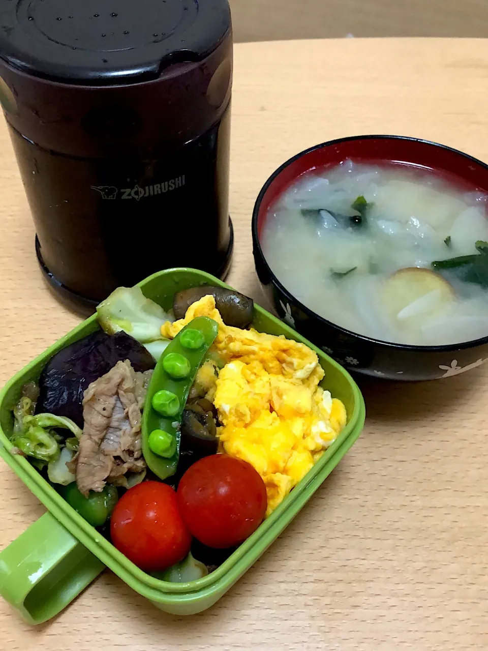 Snapdishの料理写真:牛肉とナスのオイスター炒め、炒り卵、味噌汁|あるくさん