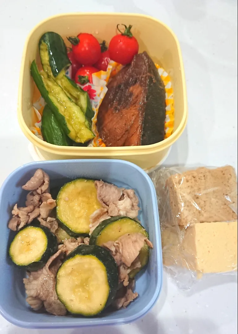 🤗娘のダイエットお弁当🤗

低糖質ダイエット実施中です。

#ズッキーニと豚肉のポン酢炒め
#おから蒸しパン
#ぶりの照り焼き
#たたききゅうりのめんつゆ漬け
#プチと|まちまちさん