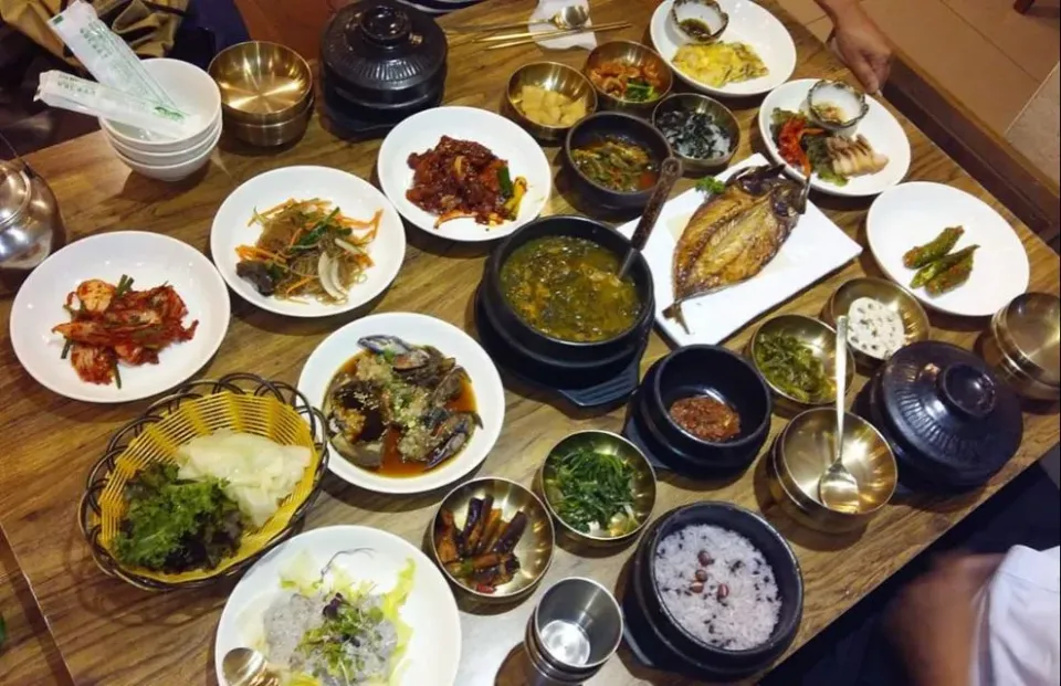 A table full of side dishes|steven z.y.さん