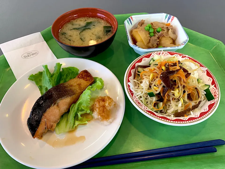 鮭の照焼、肉じゃが、中華サラダ、味噌汁|Tadahiko Watanabeさん