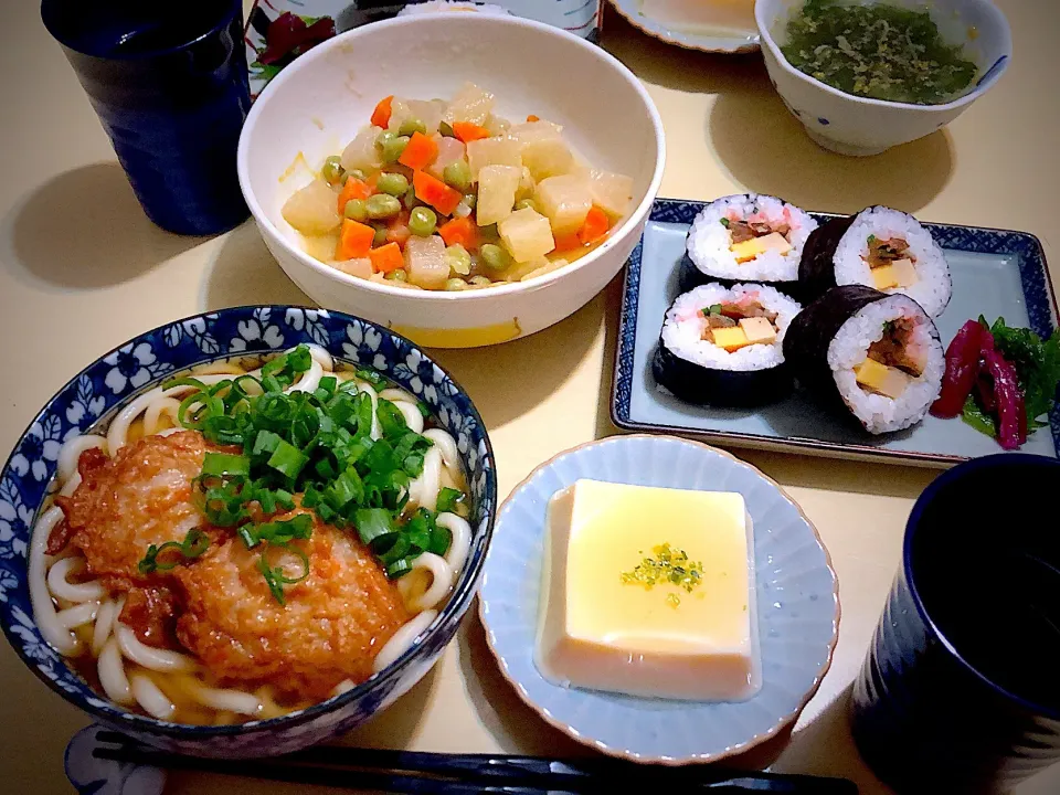 Snapdishの料理写真:7／4夕食  #晩ごはん 
•玉ねぎ天のせうどん •コロコロ大根煮 •玉子豆腐 •のり巻き/しば漬け    ‥W炭水化物、やる気の無い夕食💦旦那さんごめん😓‥|おさんどんさん