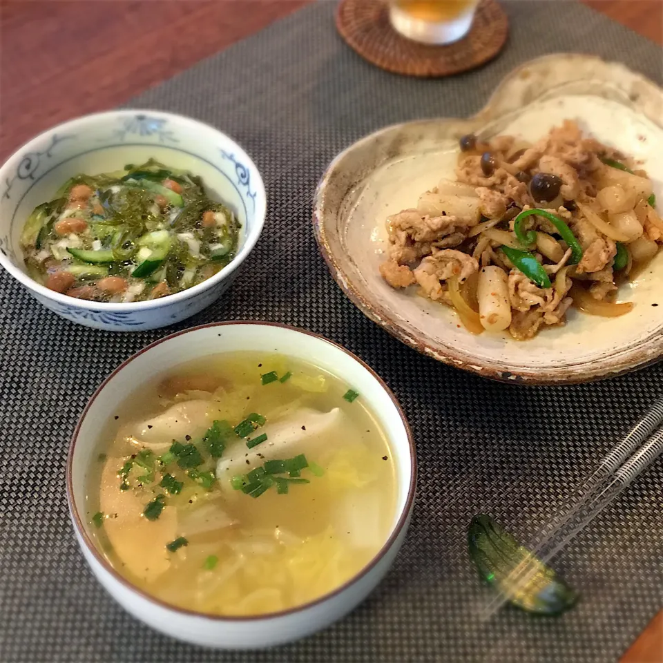 豚こまとトッポギの甘辛炒め
めかぶ納豆
餃子と白菜のスープ|𓇼 Ⓢ Ⓗ Ⓘ Ⓝ Ⓞ Ⓑ Ⓤ 𓇼さん