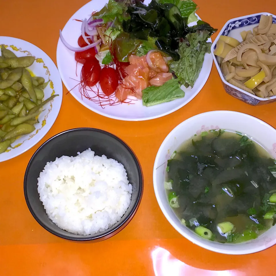 サーモンのサラダ ワカメの味噌汁 竹の子煮 枝豆 ワカメの味噌汁 毎日しっかりごはん！|tomoさん