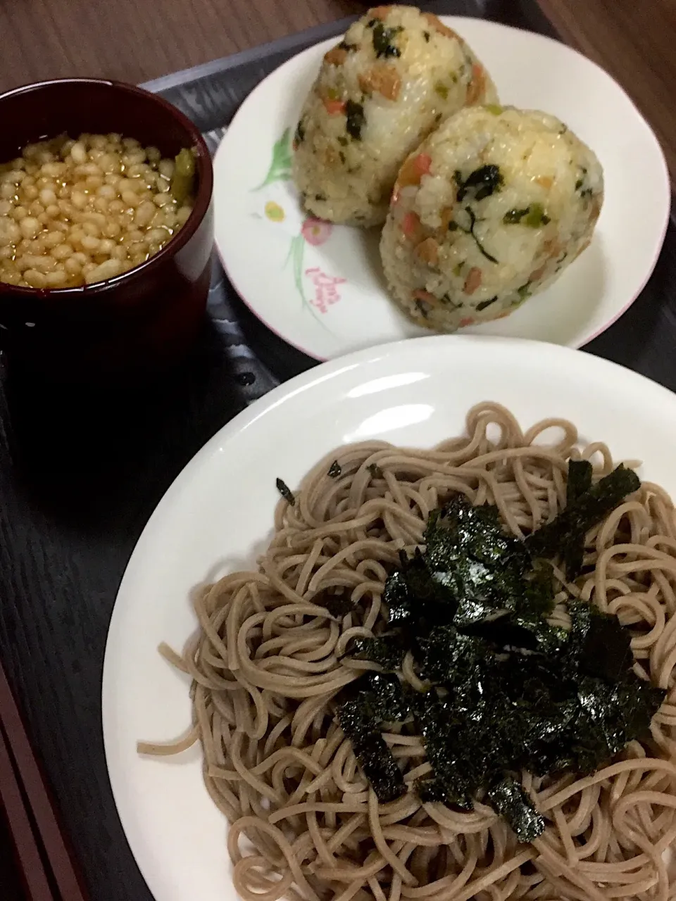 冷やし蕎麦と混ぜご飯のオニギリ|とっしぃさん