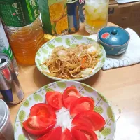 Snapdishの料理写真:生姜の風味の野菜炒めとトマト🍅のサラダです。|理絵さん