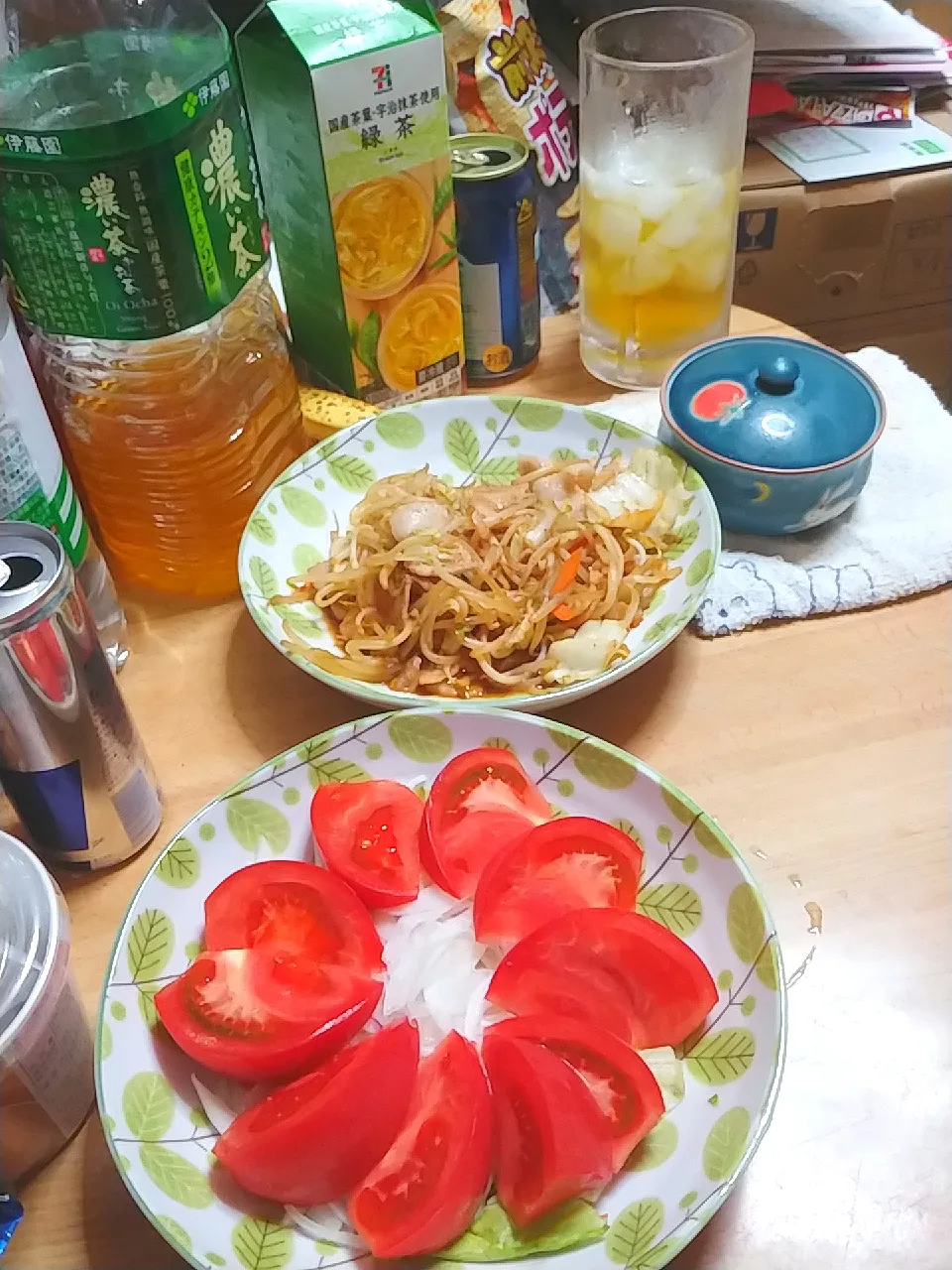 Snapdishの料理写真:生姜の風味の野菜炒めとトマト🍅のサラダです。|理絵さん