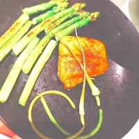 Snapdishの料理写真:garlic flower seasoned Asparagus and caramalized salmon.|greendyleさん