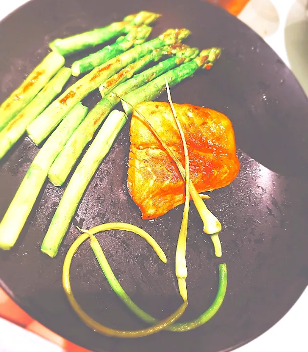 garlic flower seasoned Asparagus and caramalized salmon.|greendyleさん