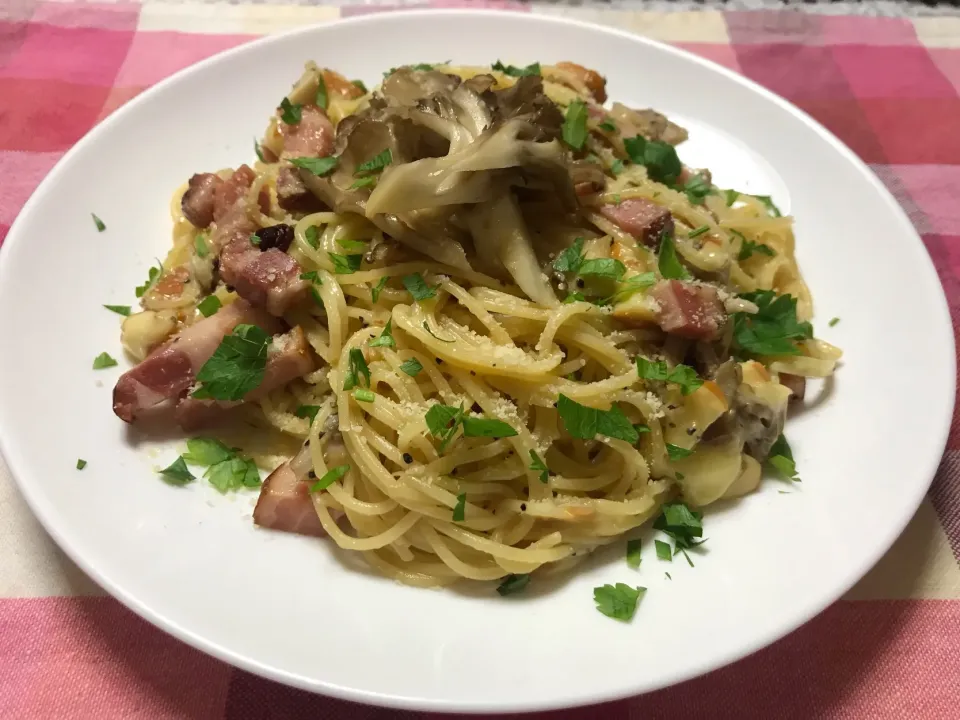 Snapdishの料理写真:スモーキチーズと舞茸の大人パスタ|ハルのただ飯さん