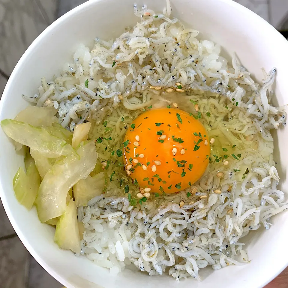 ごま油でさっと炒めたしらす丼
セロリの漬物付き|erikaさん