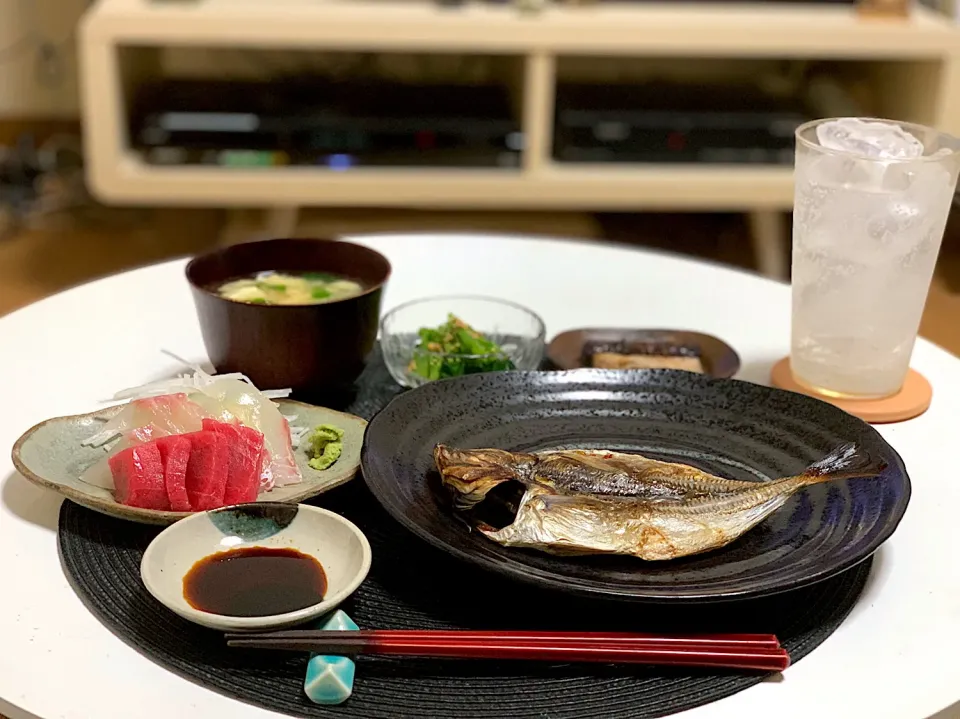 アジの干物、本鮪と真鯛の刺身、豆腐と大根の味噌汁。|yukiさん