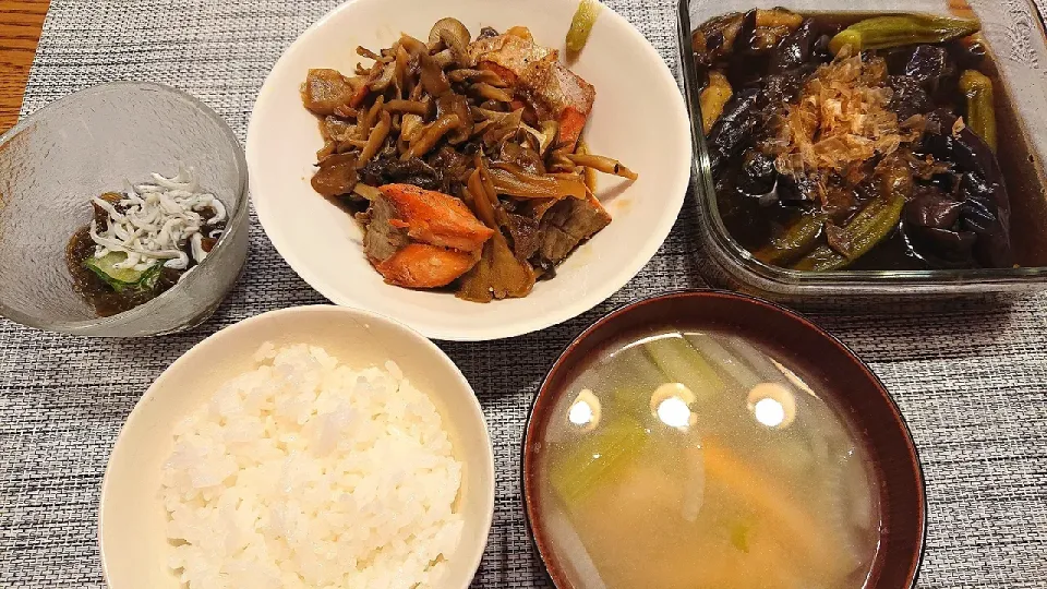 Snapdishの料理写真:🐟鮭とキノコのバターわさびソテー
茄子の煮浸し、じゃことワカメの酢の物|くみけるさん