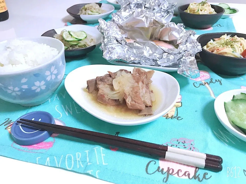 Snapdishの料理写真:晩御飯😋
スペアリブとろとろ😋😋
シャケのホイル焼き🐟
サラスパ🥗|ゆきさん