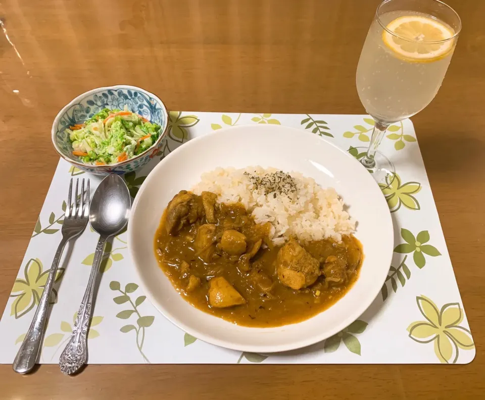 チキンカレー、コールスローサラダ、レモンスカッシュ|はるさん