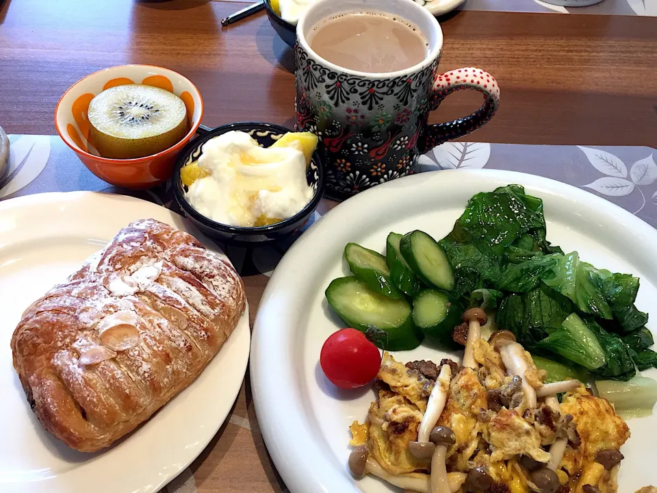 Snapdishの料理写真:土曜日の朝ごはん
しめじとひき肉卵焼き、ロメインレタス、きゅうりの漬物、プチトマト、ミルククリームディニッシュ、パイナップル添えヨーグルト、キウイ、カフェオーレ|かよちゃんさん