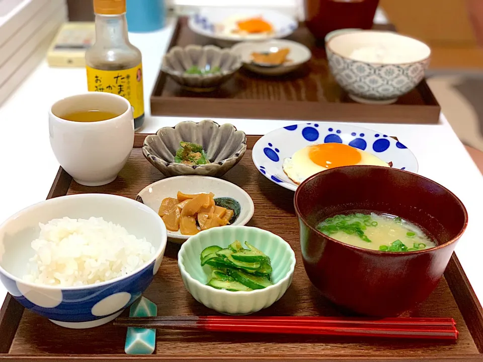 Snapdishの料理写真:朝ごはん。ジャガイモと玉ねぎのお味噌汁、目玉焼き、インゲン胡麻和え、きゅうりの浅漬け、メンマ。|yukiさん