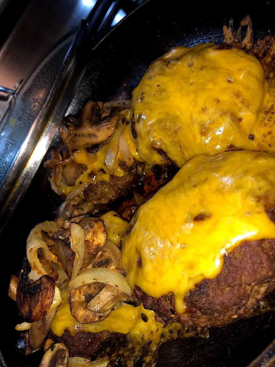 Mushroom & onion Cheddar burgers|Tawanjaさん