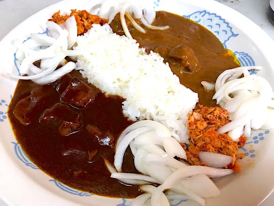 Snapdishの料理写真:あいがけカレー、激辛サバ味噌キーマ、玉ねぎピクルストッピング🍛|buhizouさん