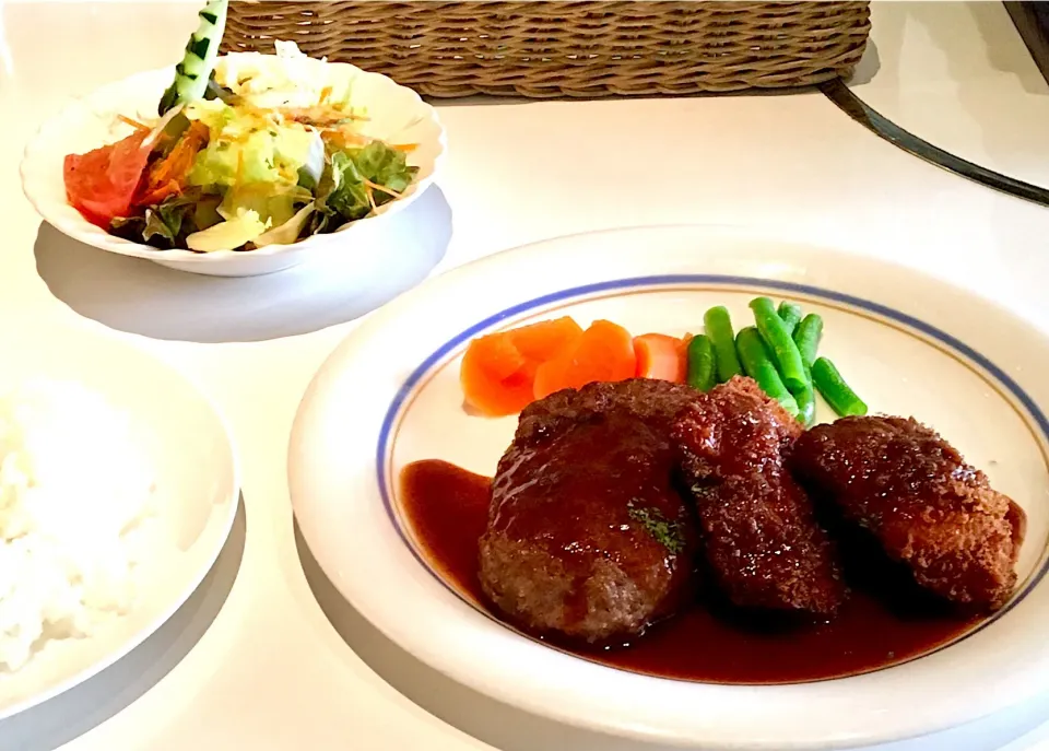 今日のランチは
ビーフハンバーグ&チキンカツ+サラダ
#洋食びもん
・久々のチキンカツ|mottoさん