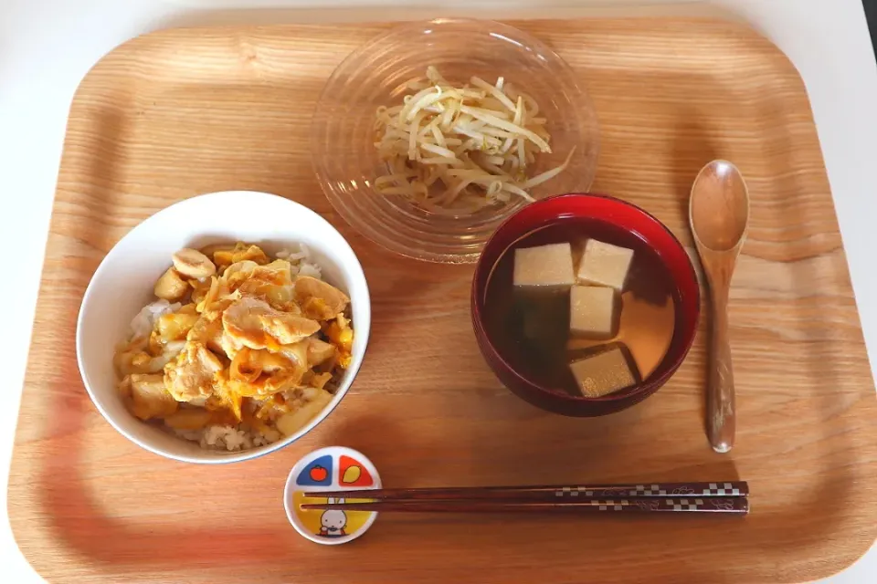 今日の昼食 甘酒親子丼、もやしのごま和え、高野豆腐とわかめの味噌汁|pinknari🐰🌈さん