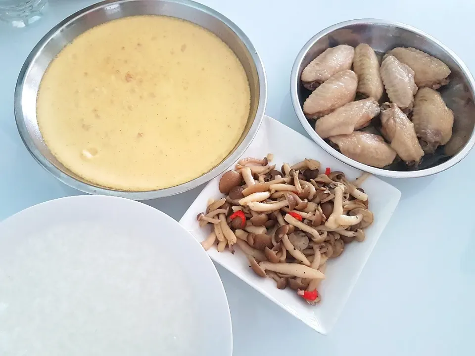 Snapdishの料理写真:Today's simple lunch porridge with steamed pork eggs; steamed wings & black pepper garlic shimeiji mushroom|🌷lynnlicious🌷さん