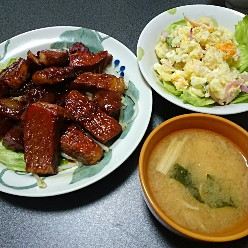 豚の角煮風、ポテトサラダ、お味噌汁のお夕飯|jun(・x・)さん