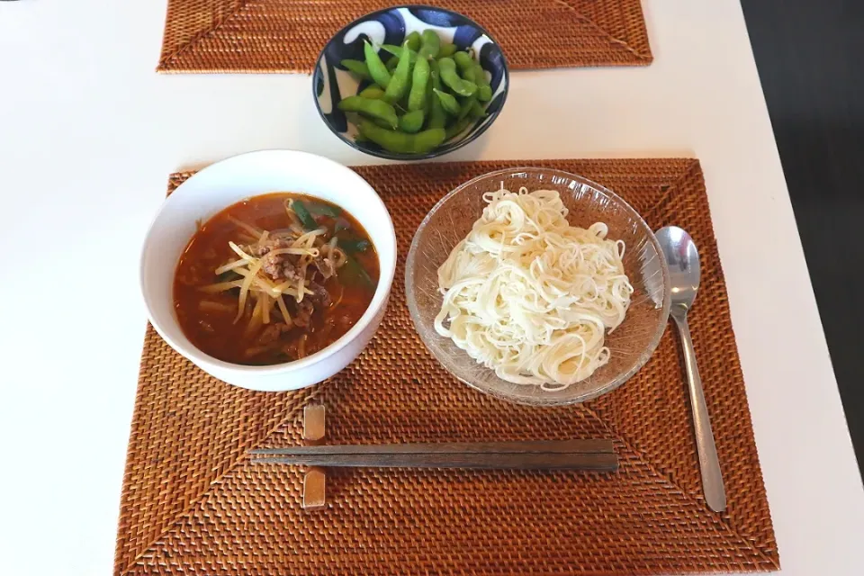 Snapdishの料理写真:今日の夕食 ユッケジャンスープ、そうめん、枝豆|pinknari🐰🌈さん