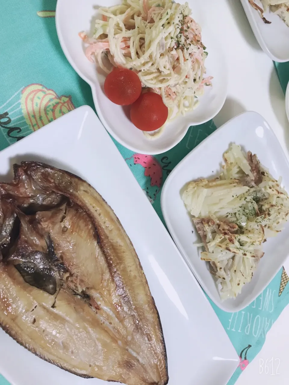 またまとまりのない晩御飯🤪
ジャガイモ豚バラチーズのはさみ焼き。
ホッケの開き🐟|ゆきさん