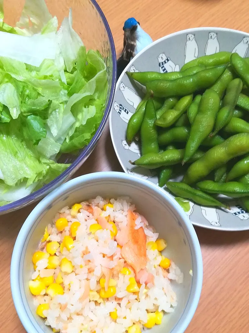 Snapdishの料理写真:Dinner #夏を感じる #とうもろこしと鮭の炊き込みご飯 #枝豆 #サラダ|tamakiさん