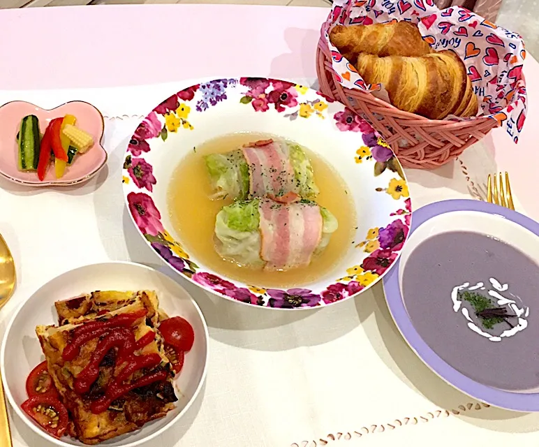 #チーズinロールキャベツ #紫のヴィシソワーズ#焼き立てクロワッサン#スパニッシュオムレツ#自家製ピクルス|naomiさん