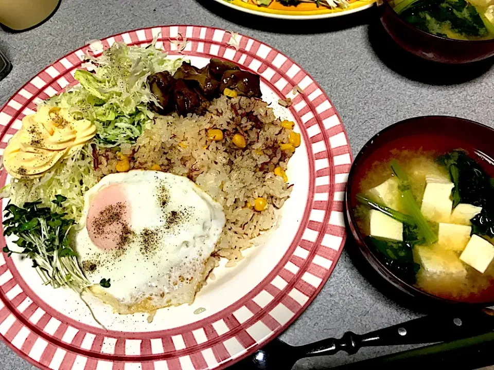 ヤッターー目玉焼きが(ターンオーバーじゃないやつ)のってるーー！  #夕飯 コンビーフコーン炊き込みご飯、串抜きレバー焼鳥、レタスきゅうりキャベツブロッコリースプラウトサラダ、豆腐小松菜味噌汁|ms903さん