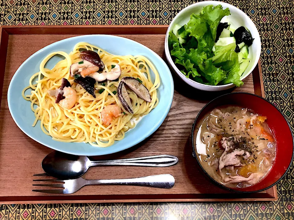 イタリアン料理🍝
しいたけとえびのクリームパスタ
豚こまとトマトコンソメスープ
のりとレタスのごま風味サラダ|みんとんさん