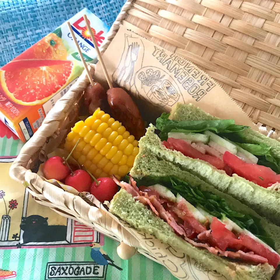 今日のお弁当🍱
ほうれん草のパンでサンドイッチ🥪

日曜日もお疲れ様
今日も気をつけて
いってらっしゃい👋😊|mokoさん