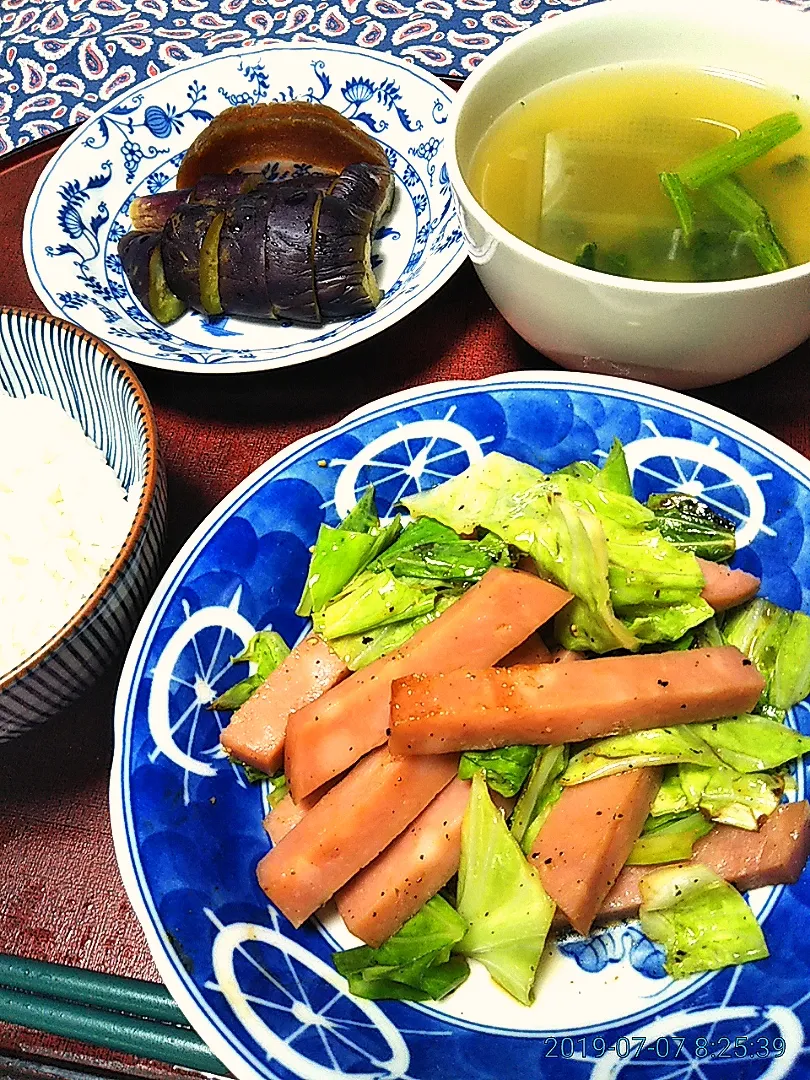 よねばーばの朝ごはん
キャベツとポークハムの炒め物
味噌汁
茄子の糠漬け、と奈良漬
ご飯、コーヒー|yoneばーばさん