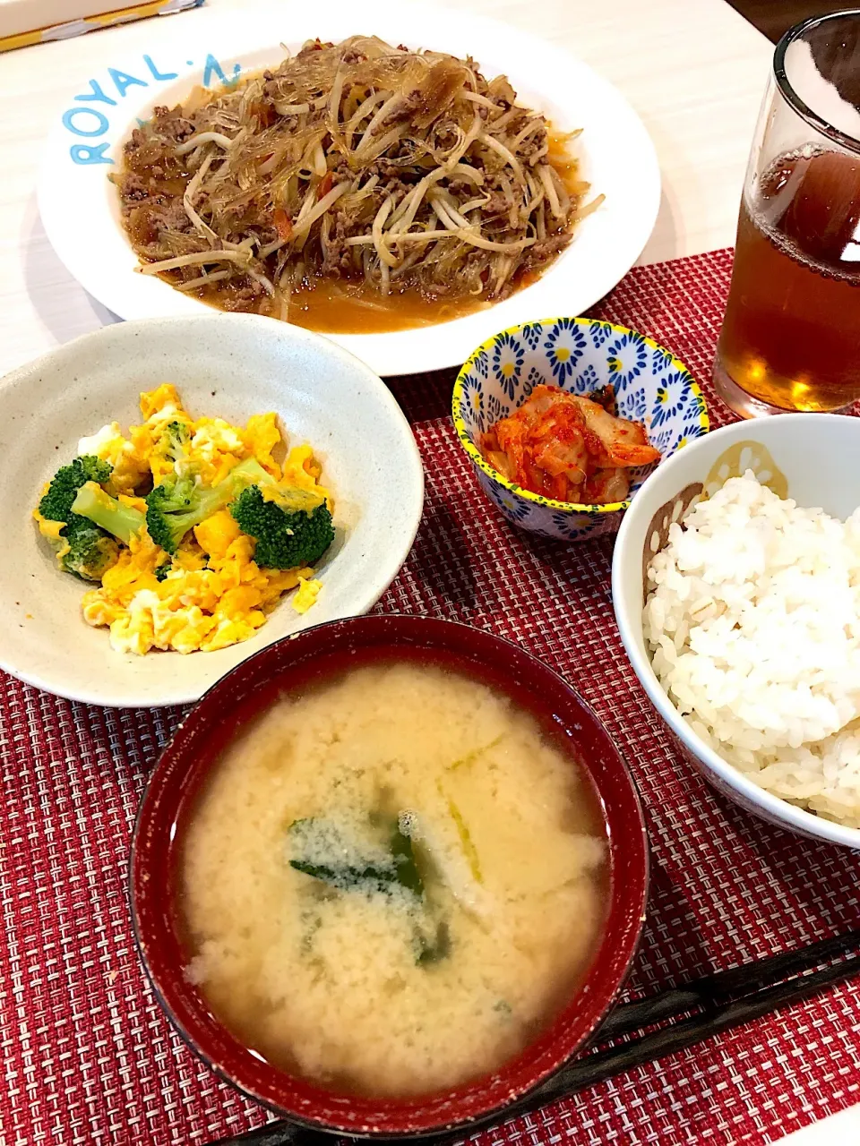 ひき肉ともやしの春雨炒め  ブロッコリーの卵とじ  キャベツの味噌汁  キムチ|キヨさん