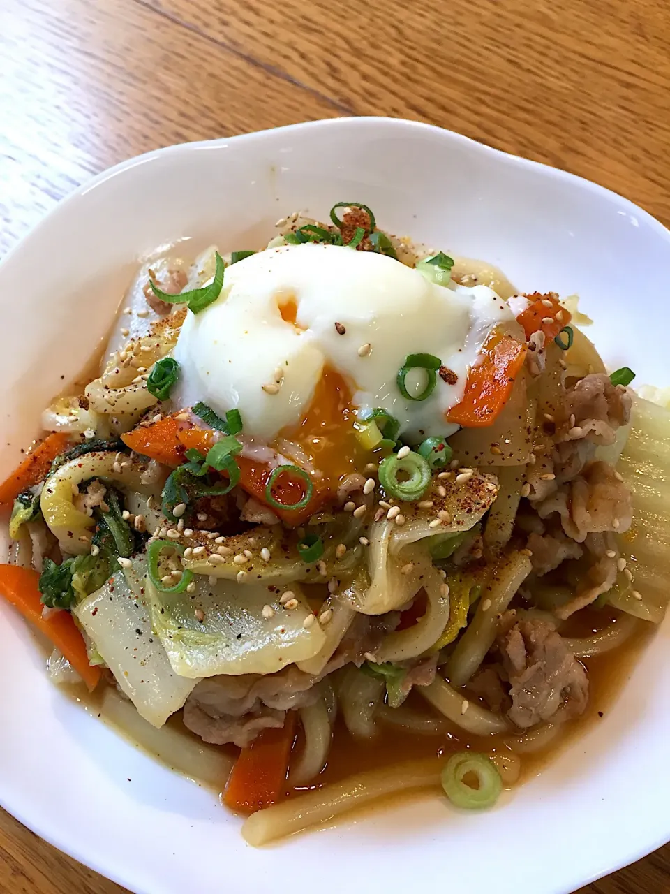 すき焼き風焼きうどん 温玉のせ|まつださんさん