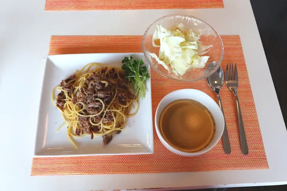 今日の昼食 牛肉のめんつゆパスタ、キャベツサラダ、わかめスープ|pinknari🐰🌈さん