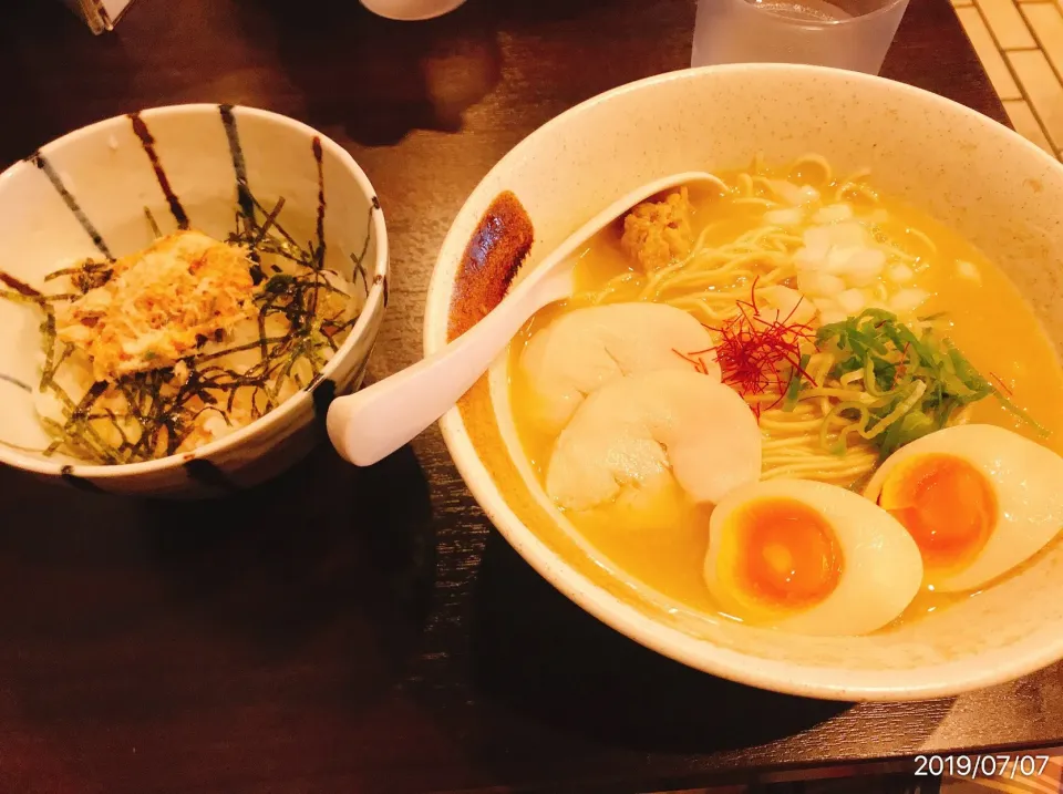 鶏白湯・煮干し 中華そば 鶏革命 (トリレボ ) 
濃厚鶏白湯ラーメン
チャーマヨ丼|コージ💫さん