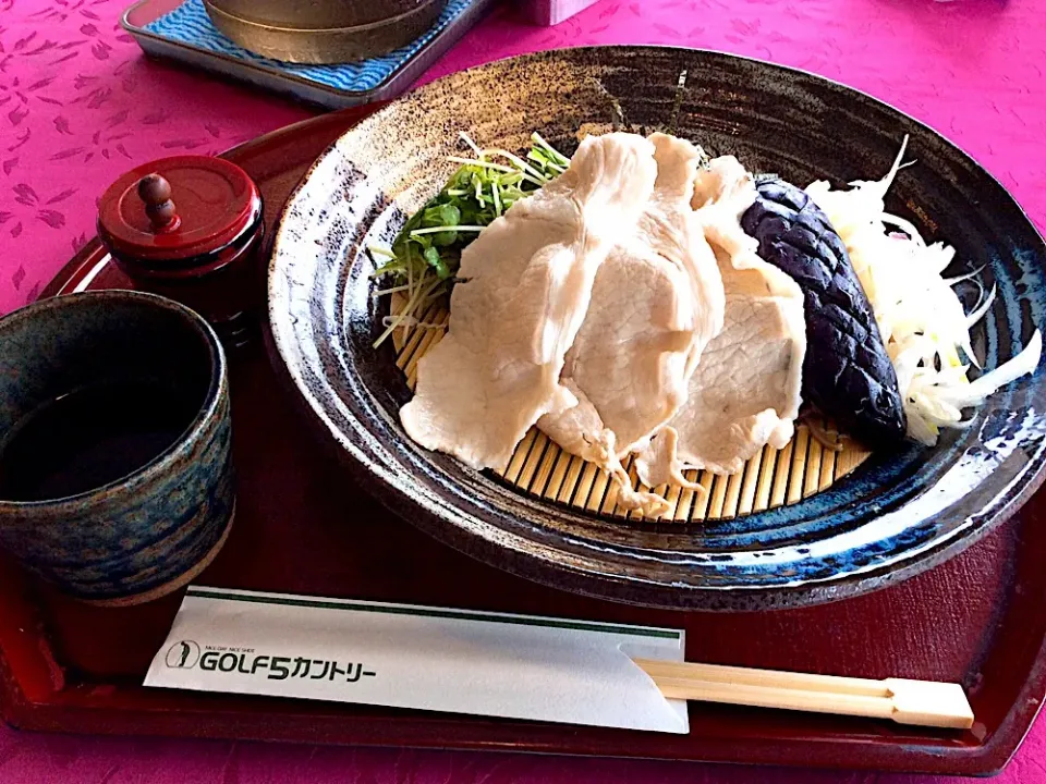 ゴルフ場飯⛳️😋
豚の冷しゃぶ蕎麦|アライさんさん