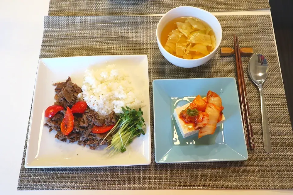 今日の夕食 牛肉のナンプラー炒め、キムチのせ冷奴、キャベツのコンソメスープ|pinknari🐰🌈さん